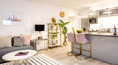 The Fascinator Apartment in Cheltenham