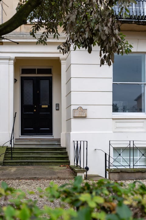 The Top Hat Apartment in Cheltenham