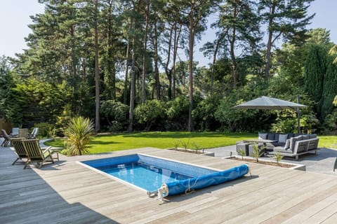 Tree Tones Apartment in Poole