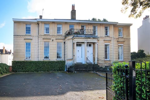 Regency Glow Apartment in Cheltenham