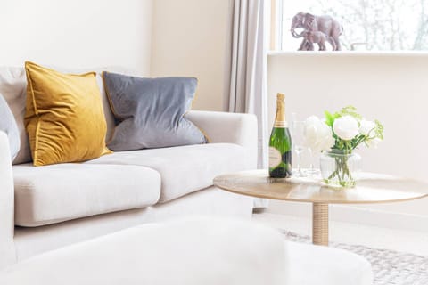 Pop The Champagne Apartment in Cheltenham