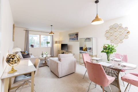 Pop The Champagne Apartment in Cheltenham
