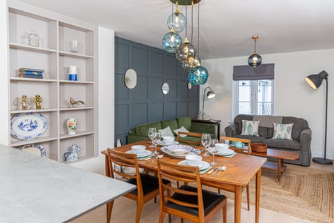 Reading Tea Leaves Apartment in Cheltenham