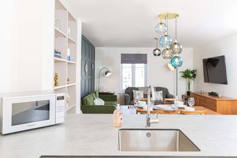 Reading Tea Leaves Apartment in Cheltenham