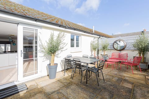 Reading Tea Leaves Apartment in Cheltenham