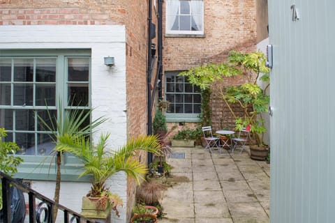 High Brow Apartment in Cheltenham