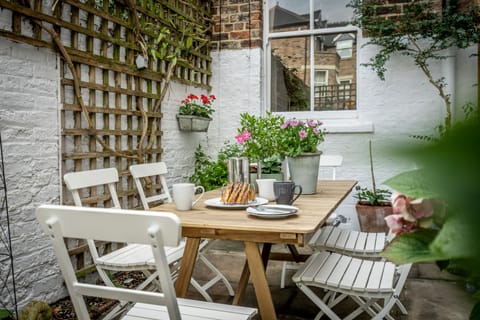 Nancy's Blushes Apartment in York