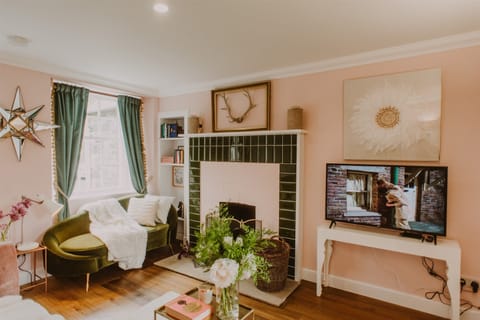 Under The Camellia Tree Apartment in England