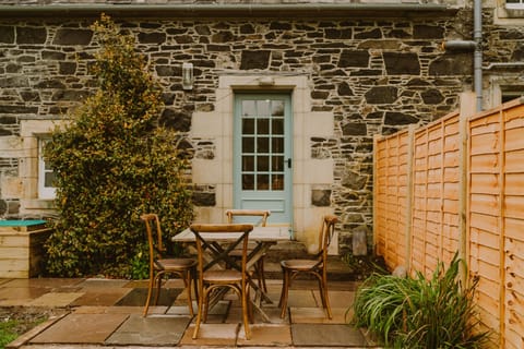 Under The Camellia Tree Apartment in England