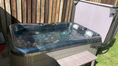 Two Turtle Doves Apartment in East Dorset District