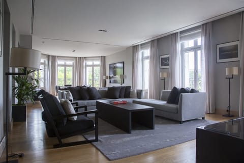 The Crystal Decanter Apartment in Paris