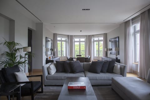 The Crystal Decanter Apartment in Paris