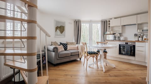 Honey Bee Cottage Apartment in East Dorset District