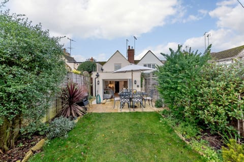 The Buzzy Bumblebee Apartment in Winchcombe