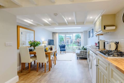 The Buzzy Bumblebee Apartment in Winchcombe