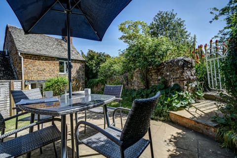 The Morris Dancer Apartment in Cherwell District