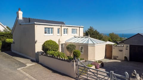 Ridge of the Bay Apartment in Wales