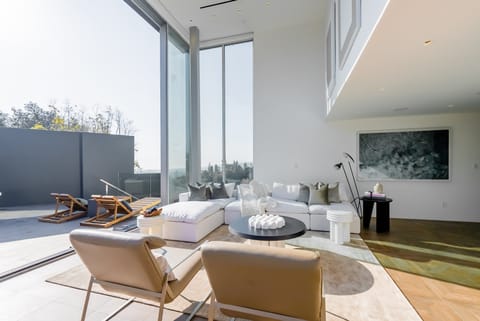 Family Crest Apartment in Beverly Hills