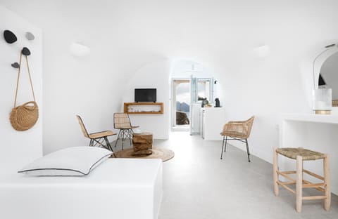 Caldera Cliffs Apartment in Oia