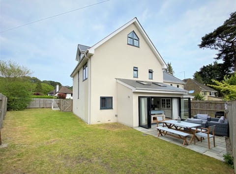 All You Need is Love Apartment in Poole