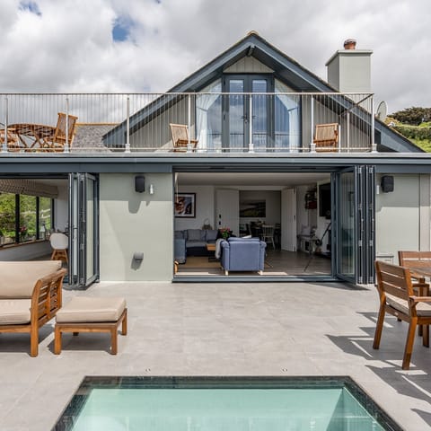 Shifting Light & Changing Skies House in England