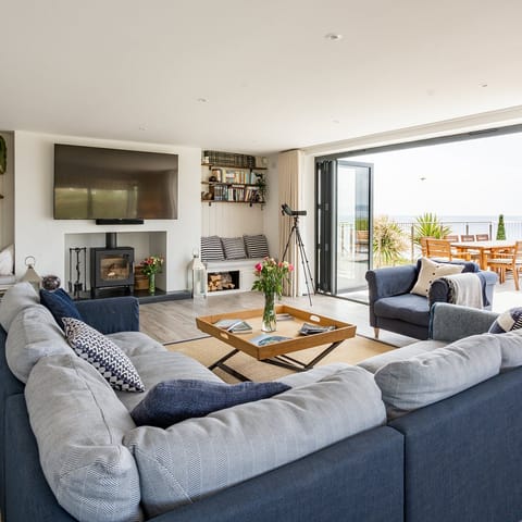 Shifting Light & Changing Skies House in England