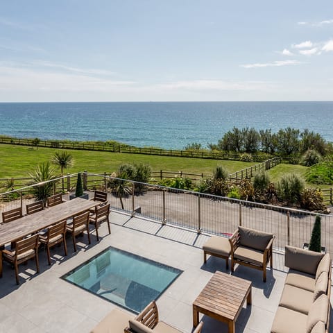 Shifting Light & Changing Skies House in England