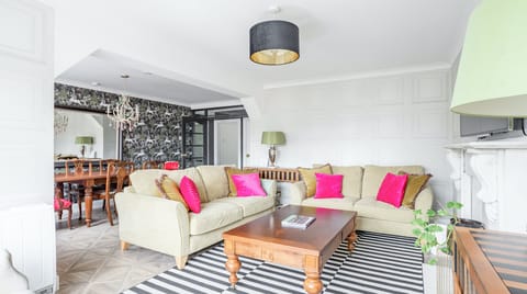 Golden Unicorn Apartment in Scotland