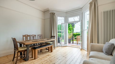 The Peacock's Feathered Plume Apartment in Paignton