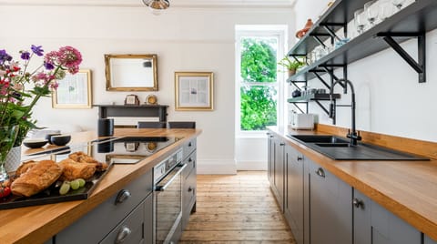 The Peacock's Feathered Plume Apartment in Paignton