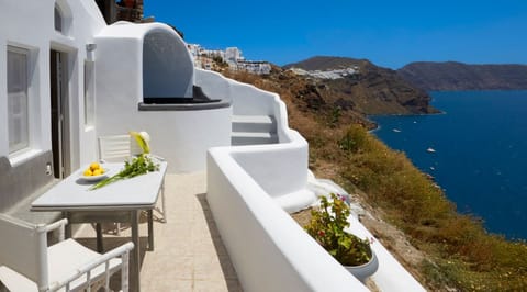 The Radiant Muse Apartment in Oia