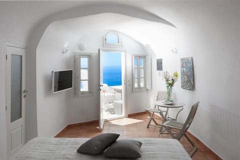 The Radiant Muse Apartment in Oia
