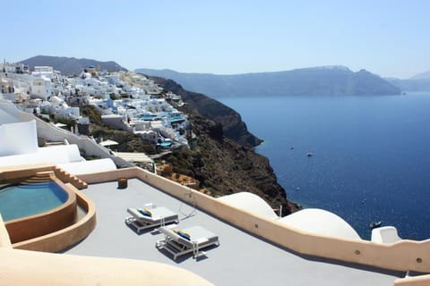 The Infinite Sky Apartment in Oia