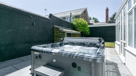 Champagne & Ice House in North Devon District