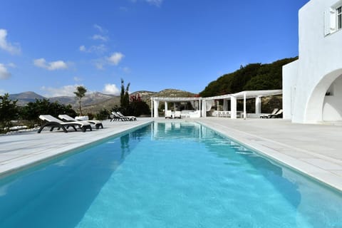 Shades of White Apartment in Paros
