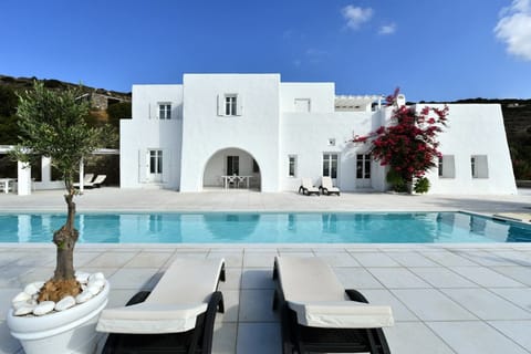 Shades of White Apartment in Paros