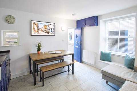 Harbour Glimpse Apartment in High Street