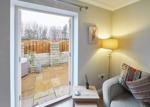 Heathcliff, It's Me Apartment in England