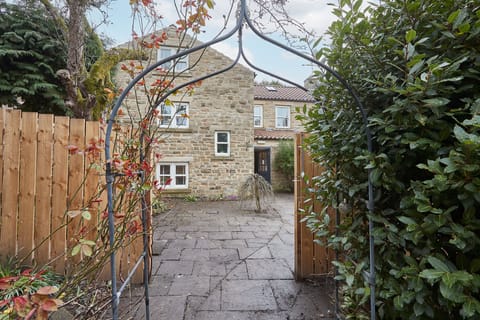 The Climbing Daisy Apartment in England
