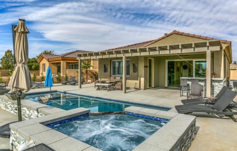 Dazzling Sunshine Apartment in Cathedral City