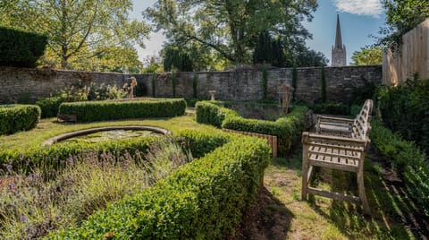 Secret Garden Champagne Apartment in West Oxfordshire District