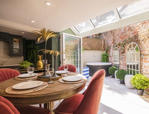 The Palm Retreat Apartment in Wycombe District