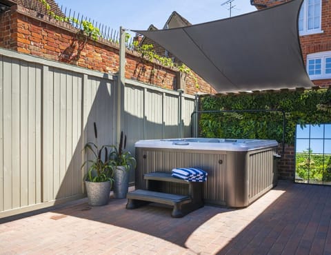 Evergreen & Brick Apartment in Henley-on-Thames