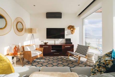 Ocean Mirrors Apartment in Camps Bay