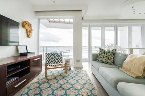 Ocean Mirrors Apartment in Camps Bay