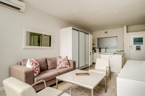Pursuing Happiness  Apartment in Camps Bay
