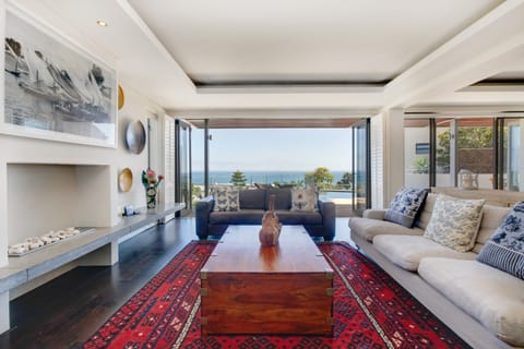 Step Into the Sun Apartment in Camps Bay