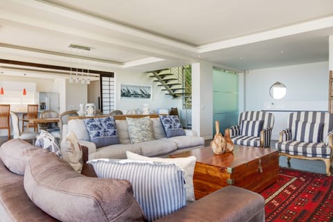 Step Into the Sun Apartment in Camps Bay