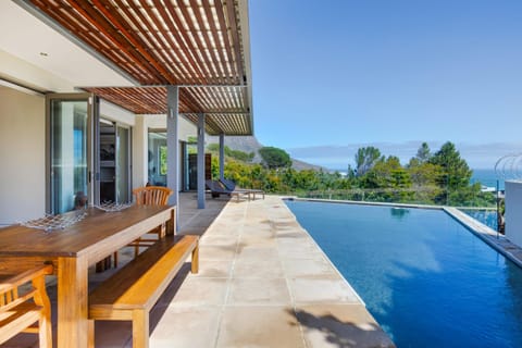 Step Into the Sun Apartment in Camps Bay