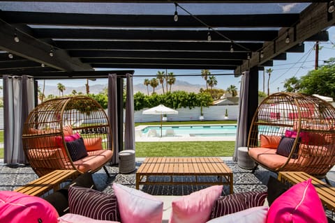 Barbie on Vacation  Apartment in Palm Springs